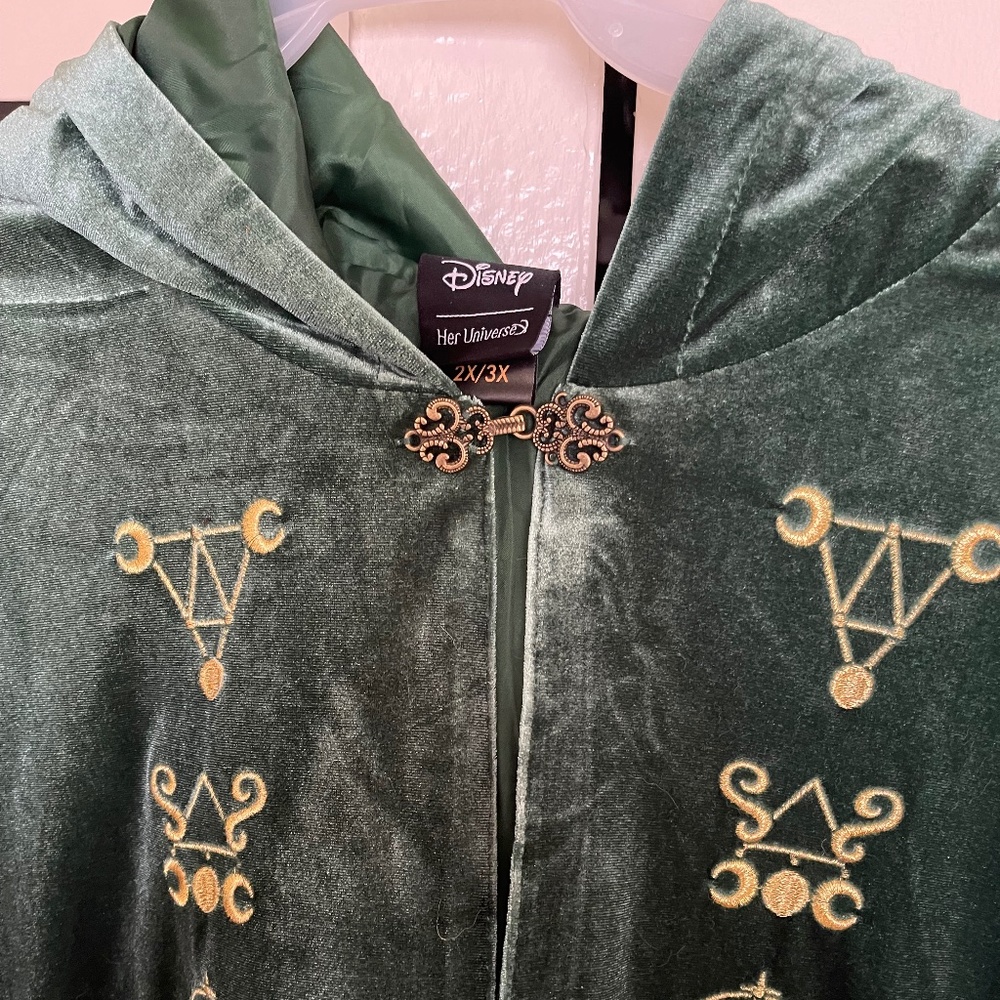 NWOT Her Universe Disney Hocus Pocus Winifred Hooded Velvet Cape